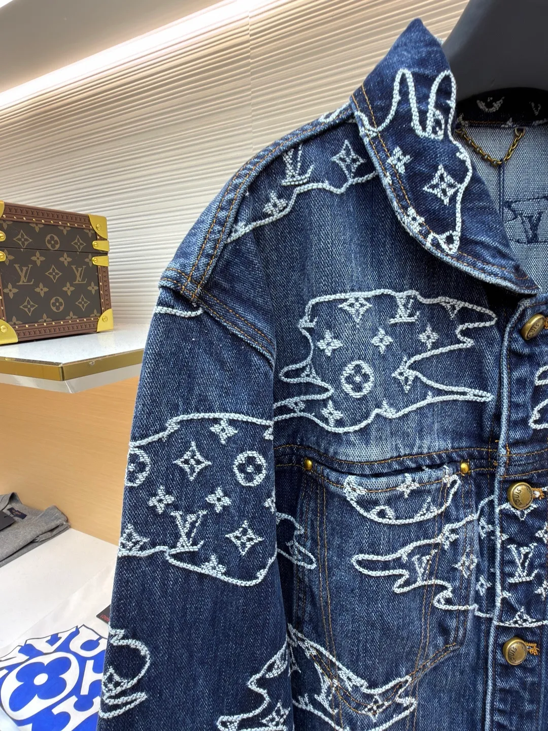 LOUIS VUITTON Cloud jacquard patchwork denim jacket ●Original version: purchased and developed in 19989 ●Item number: 1682135-B70 ●Fabric: denim fabric ●Technology: jacquard production ●Color: blue ●Version: fitted version ●Weight: about 1345 grams ●Size: 46-48-50-52 ●Description: Made of 100% indigo washed denim, the Monogram logo is woven into the moire pattern through jacquard technology, giving it a retro and aged texture. The trousers are made of multiple pieces of fabric using hand-stitching techniques, and the edges of the cloud-like shape are reinforced with pearlescent rivets. It not only retains the five-pocket structure of work jeans, but also embellishes the back waist details with a nubuck Mini Damier label. The front is closed with pearl-textured buttons and zippers, and the fully lined design improves wearing comfort. The whole piece is sewn in an Italian workshop, combining retro aesthetics with luxurious craftsmanship details. The overall wiring is straight and delicate, the fabric is comfortable and soft, and the color is consistent without color difference. It can be matched with the same style to create a fashionable look and control various occasions. Customized accessories, complete with three standards, same style for men and women!